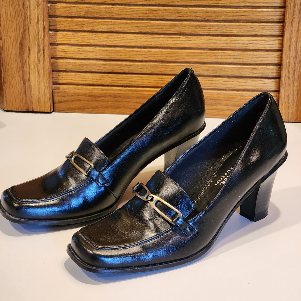 Bare Traps, Size 6M, Black 2.5" Chunky Heel Women's shoes. Wear.Ever. Design.
